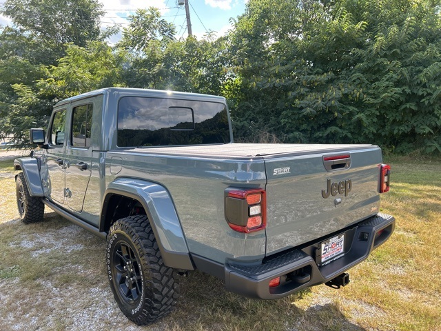 2024 Jeep Gladiator photo 3