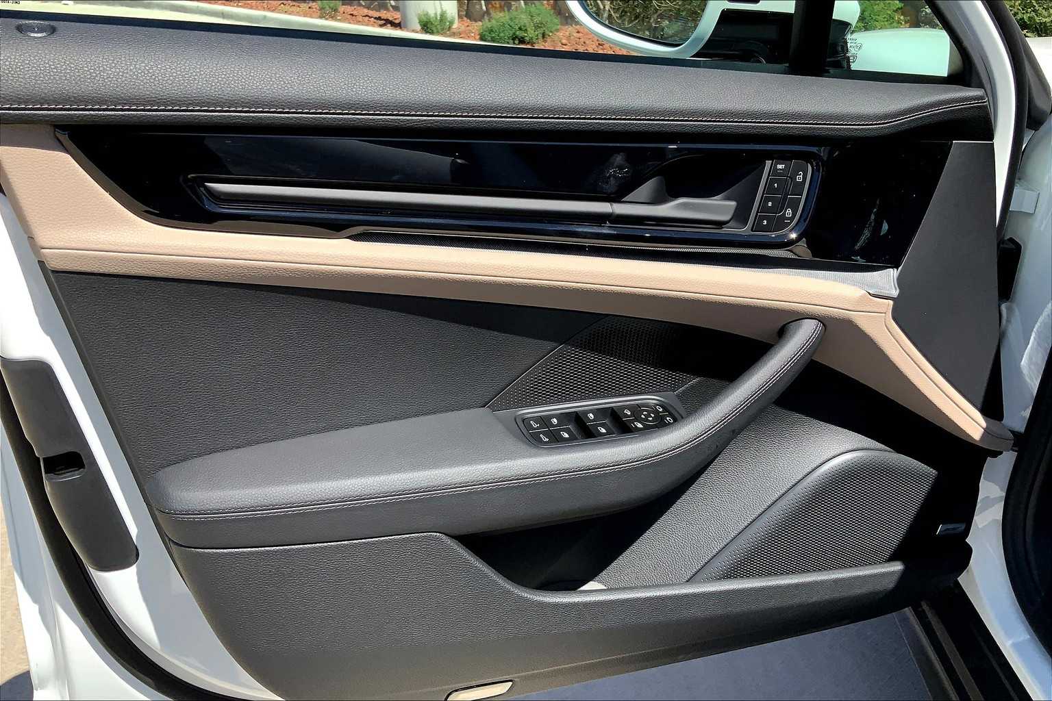2025 Porsche Panamera 4 photo 19
