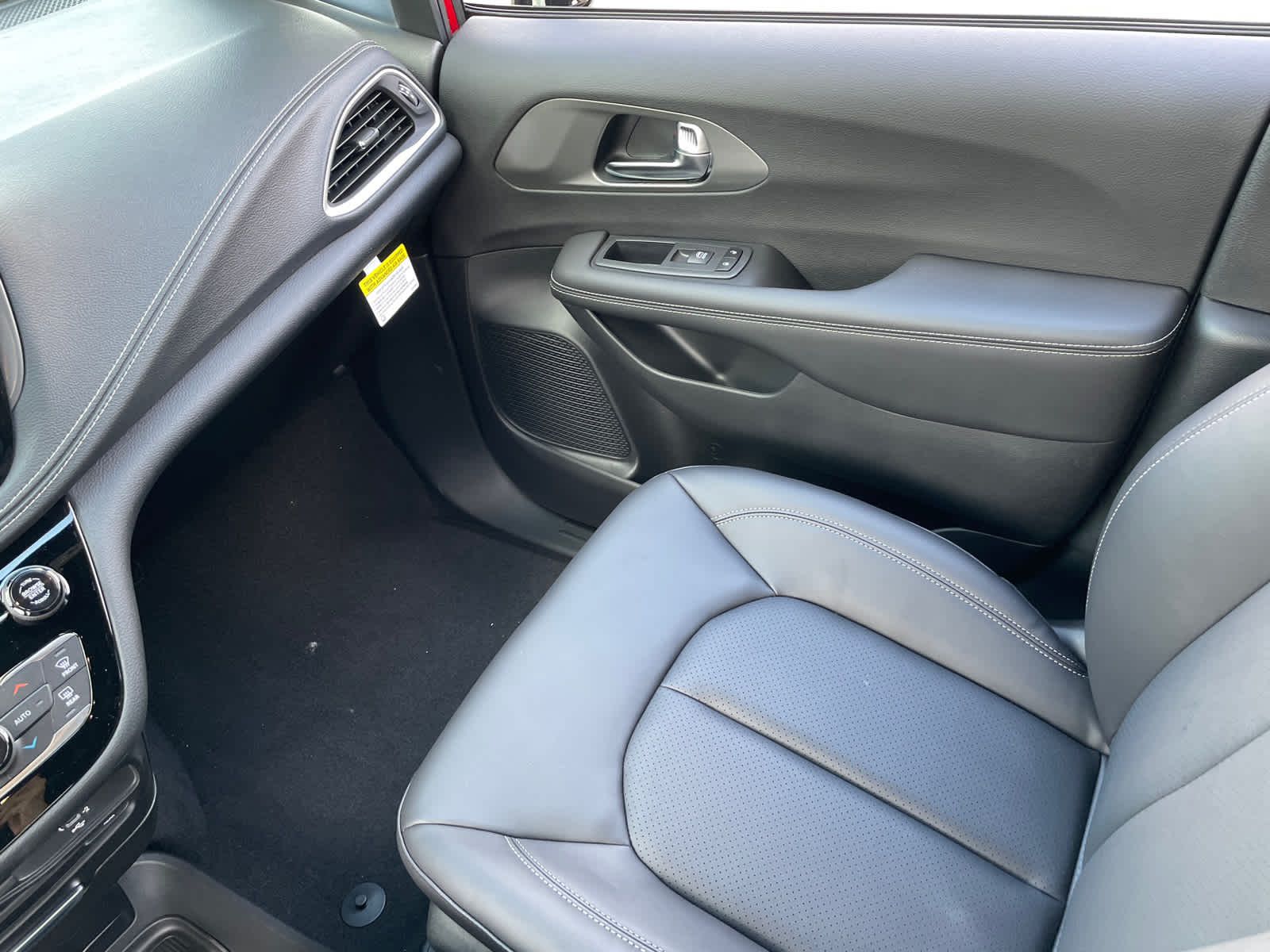 2026 Chrysler Pacifica photo 18