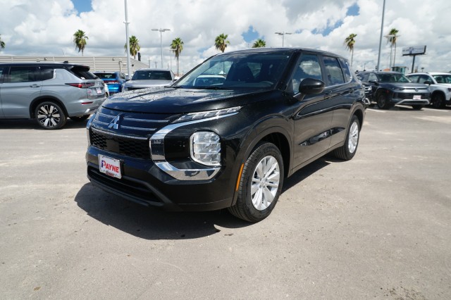 2025 Mitsubishi Outlander ES's photo