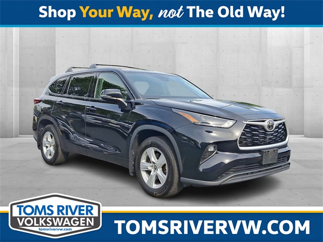 2022 Toyota Highlander LE's photo