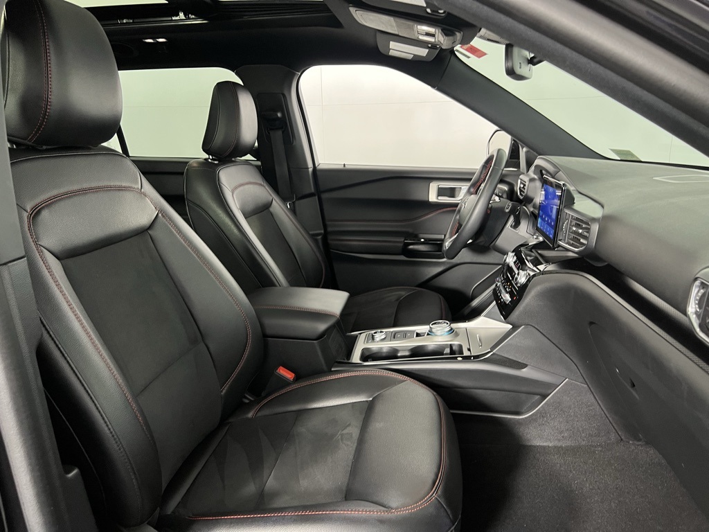 2024 Ford Explorer ST-Line photo 30