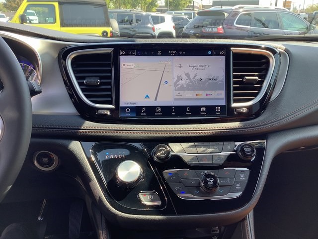 2024 Chrysler Pacifica Pinnacle photo 16