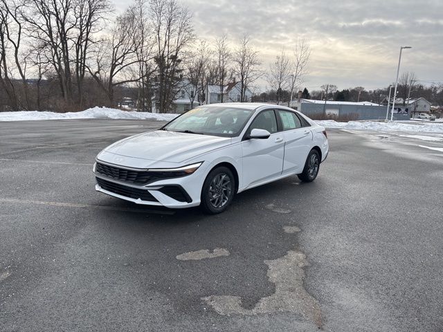 2024 Hyundai Elantra SEL's photo