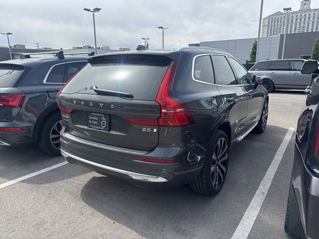 2023 Volvo XC60 B5 Ultimate photo 2