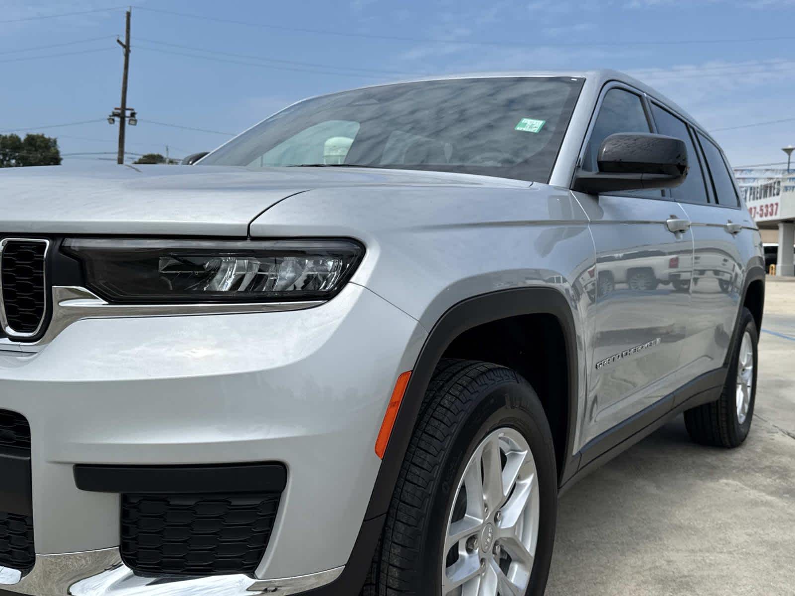2025 Jeep Grand Cherokee Laredo X photo 3