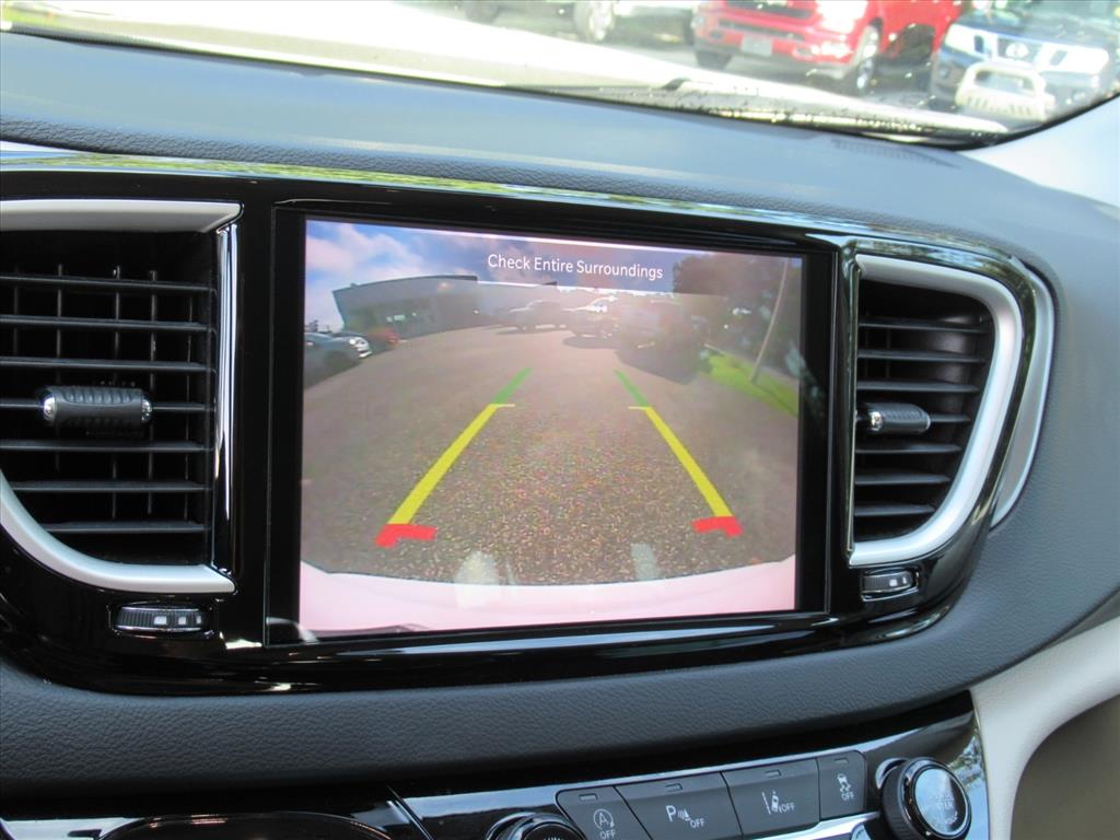 2023 Chrysler Pacifica Touring L photo 21