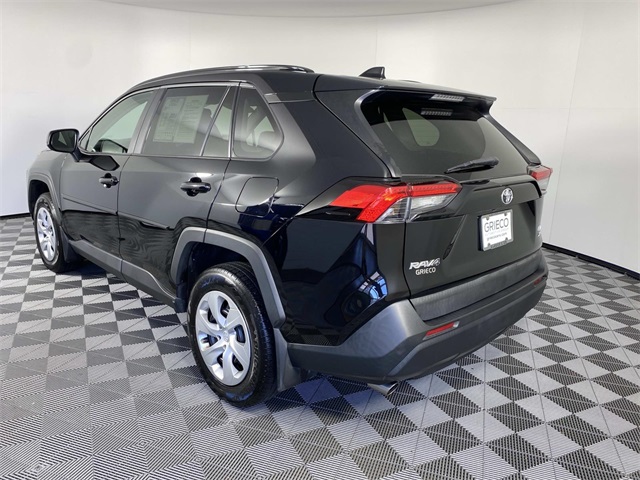 2021 Toyota RAV4 LE photo 5
