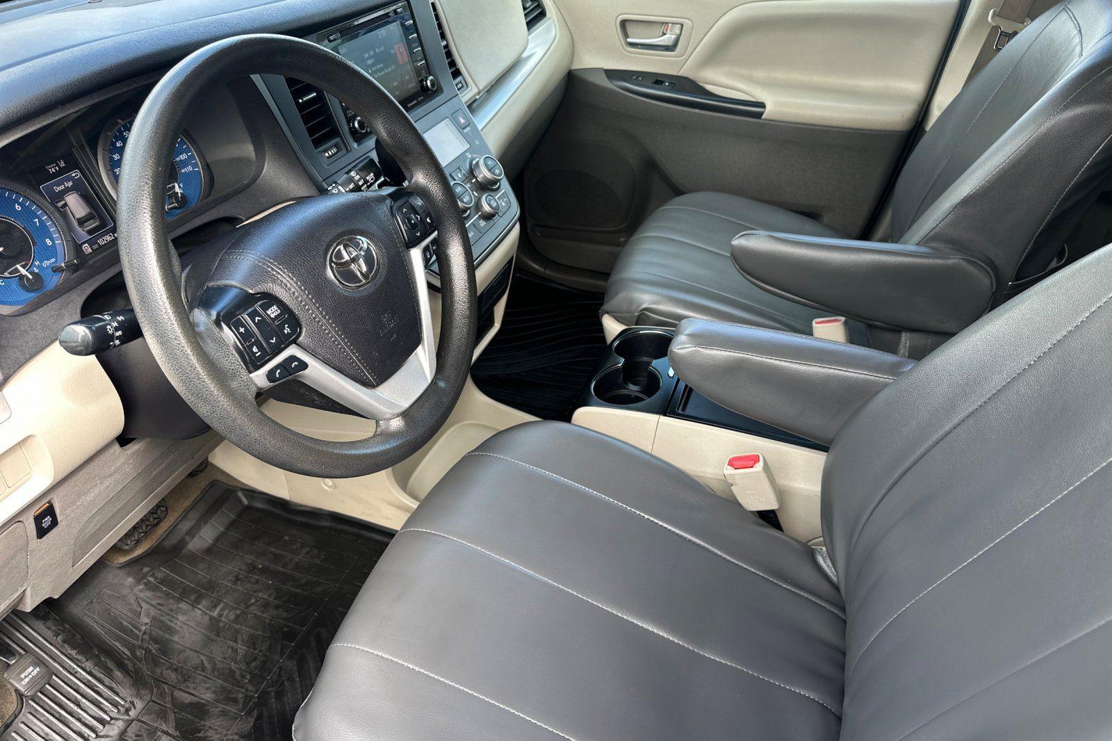 2020 Toyota Sienna LE photo 2