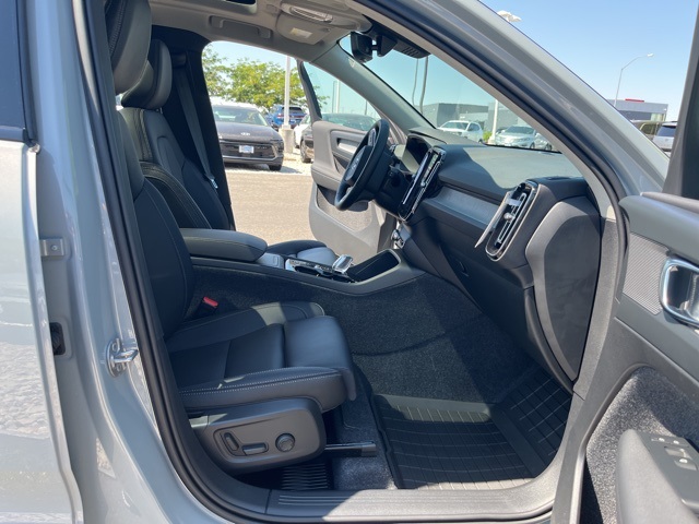 2026 Volvo XC40 Plus photo 19