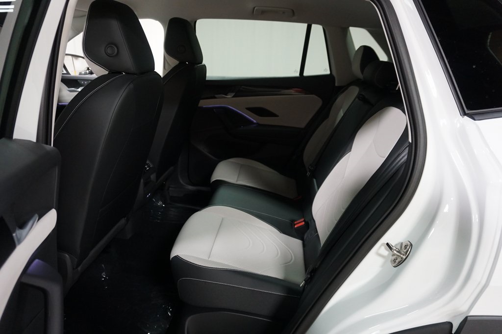 2025 Volkswagen Tiguan SE photo 4