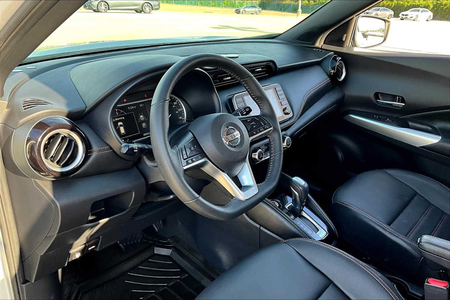 2020 Nissan Kicks SR photo 16