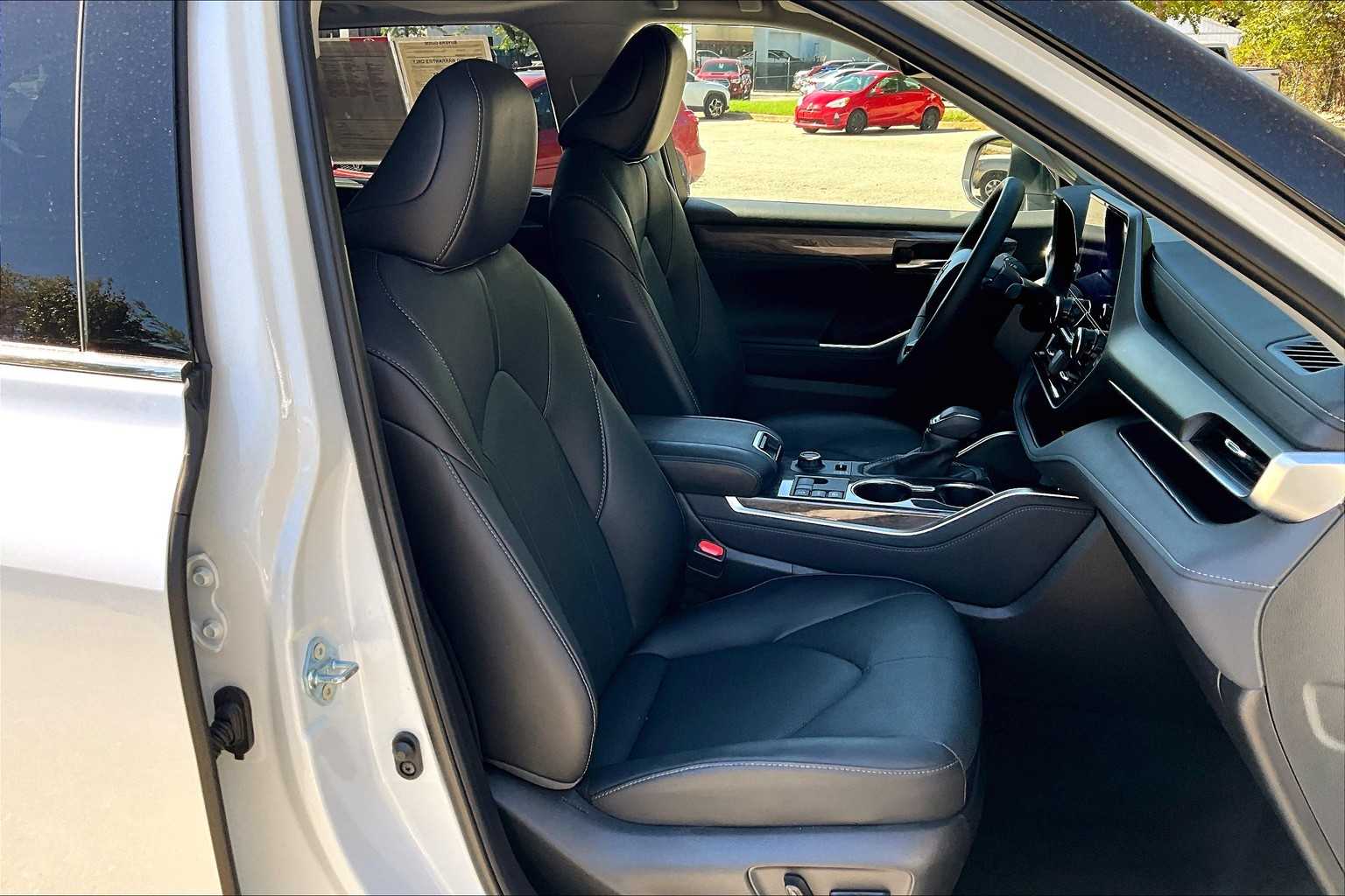 2024 Toyota Highlander Limited photo 8
