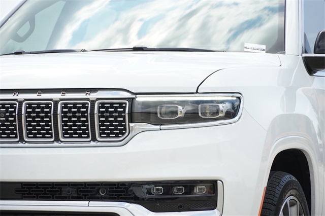 2023 Jeep Grand Wagoneer III photo 4