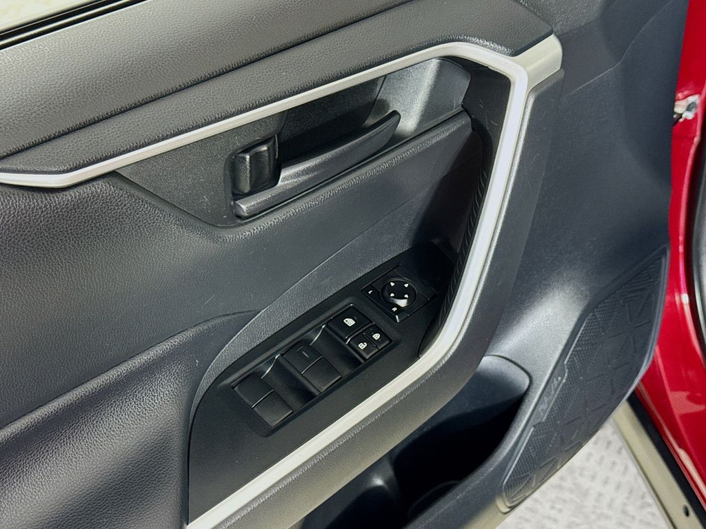 2019 Toyota RAV4 Hybrid LE photo 18