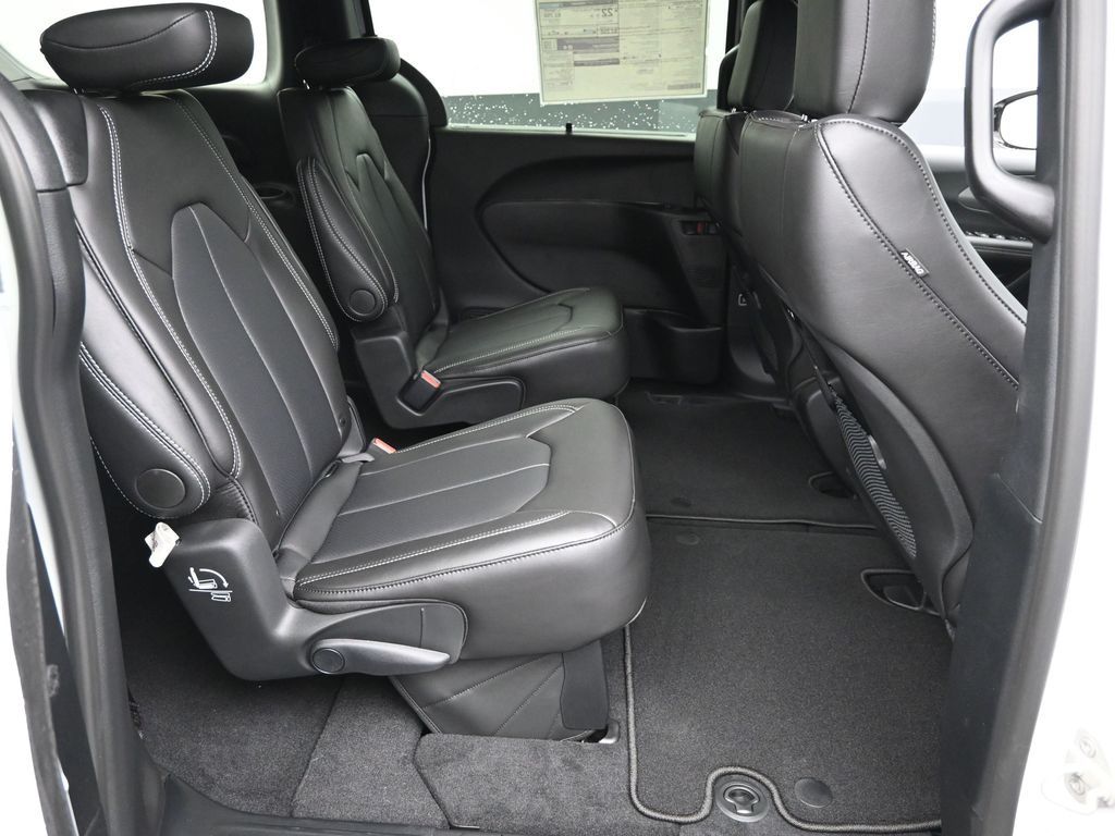 2026 Chrysler Pacifica photo 6