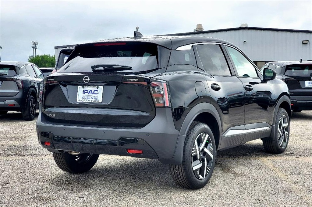 2025 Nissan Kicks SV photo 5