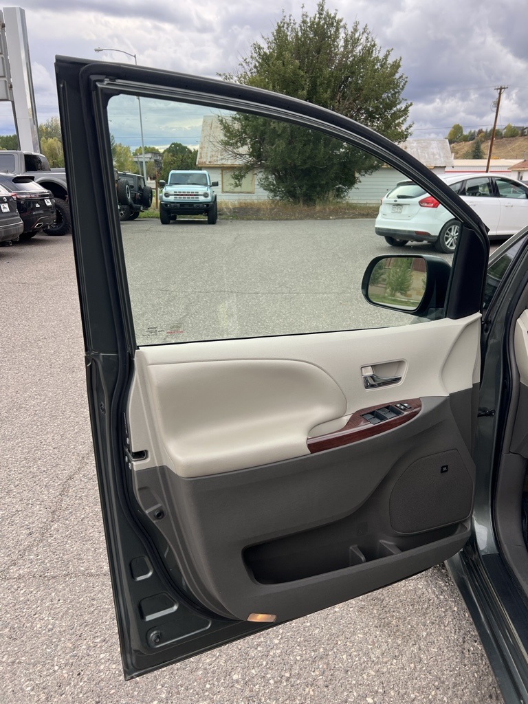 2014 Toyota Sienna photo 9
