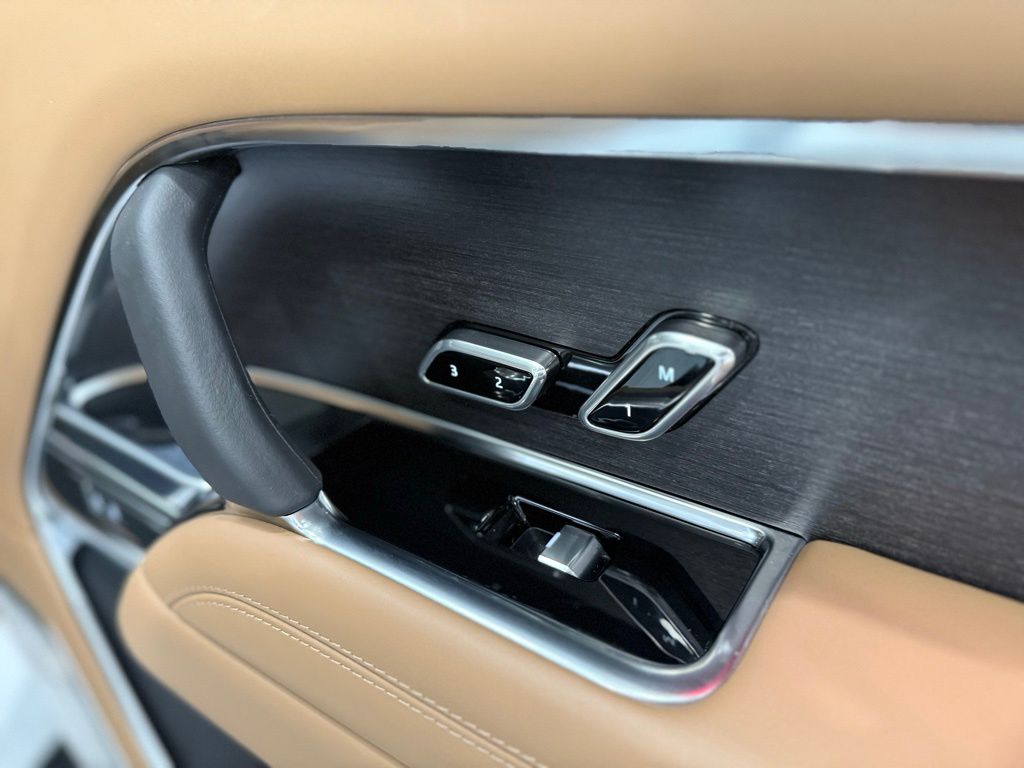 2025 Land Rover Range Rover Autobiography photo 38