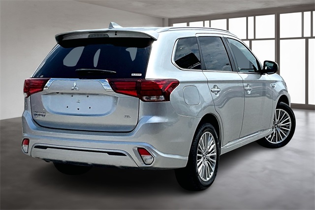 2022 Mitsubishi Outlander PHEV LE photo 3