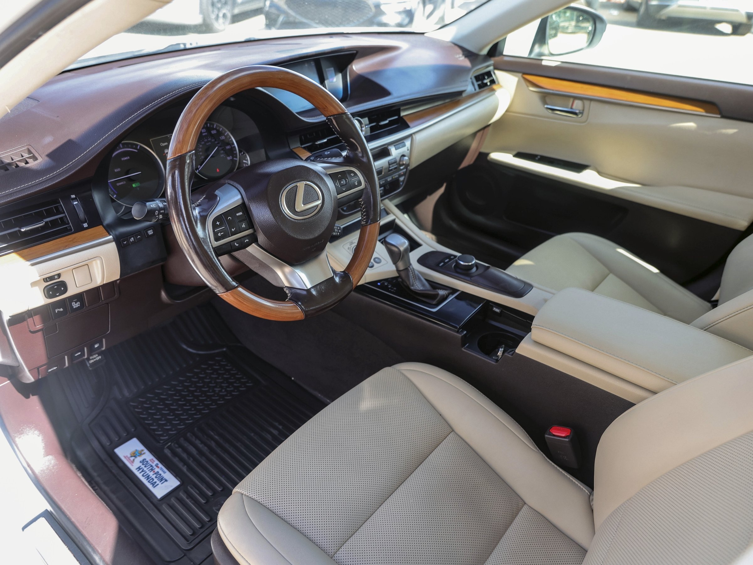 2016 Lexus ES 300h photo 9