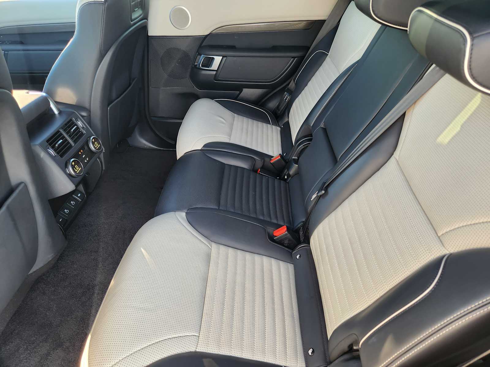 2021 Land Rover Discovery HSE R-Dynamic photo 23