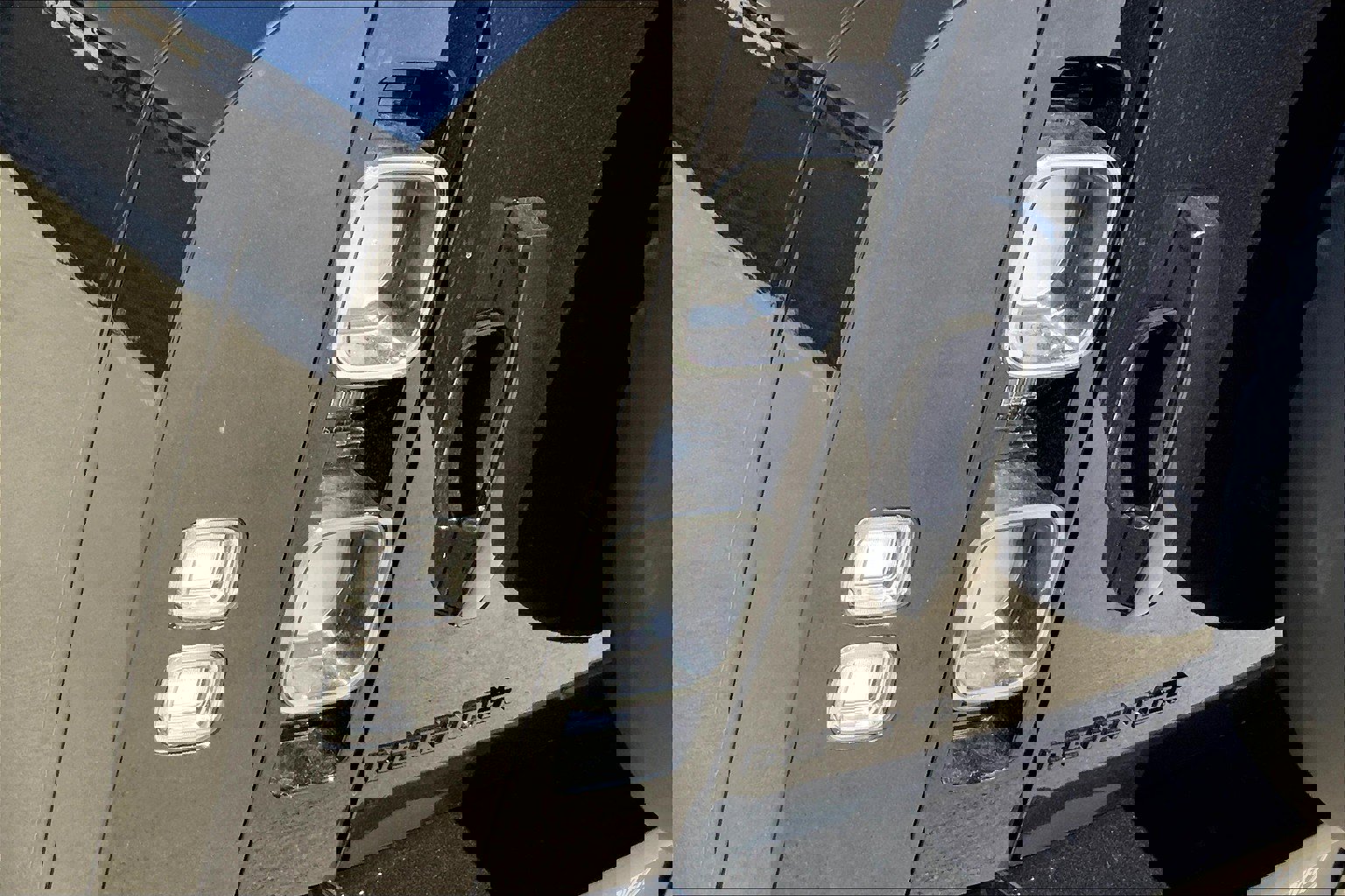 2025 Land Rover Defender 110 V8 photo 3