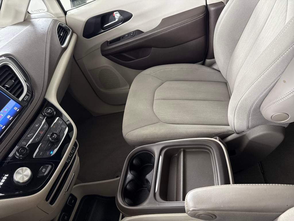 2021 Chrysler Pacifica Touring photo 11