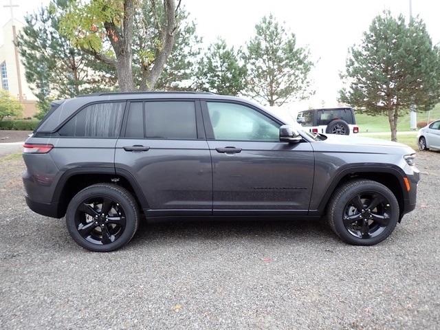 2025 Jeep Grand Cherokee Altitude photo 4