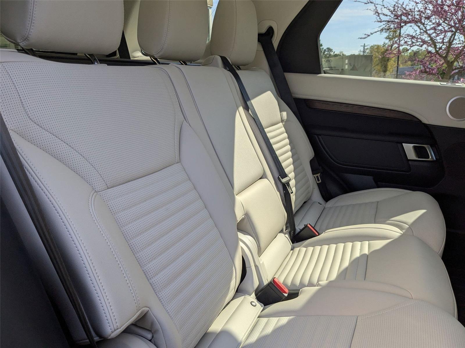 2025 Land Rover Discovery SE photo 27