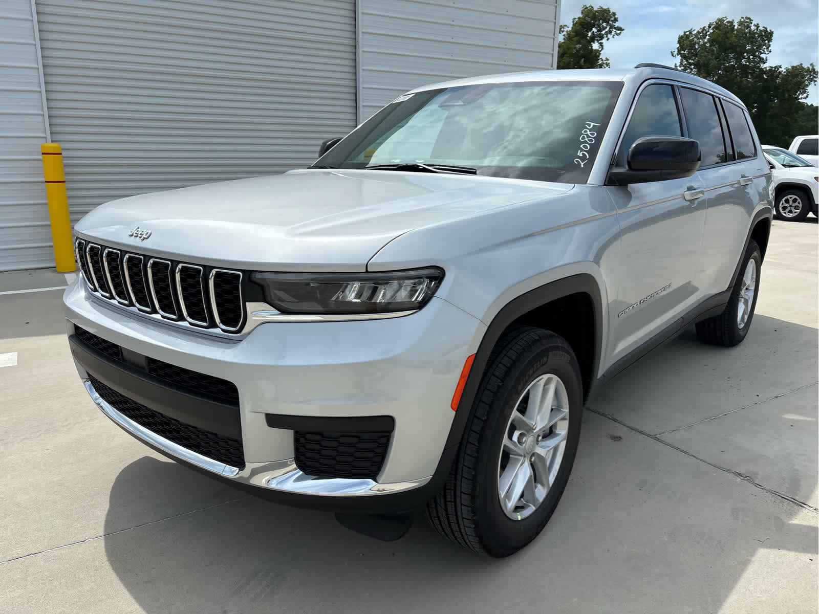 2025 Jeep Grand Cherokee Laredo X photo 2