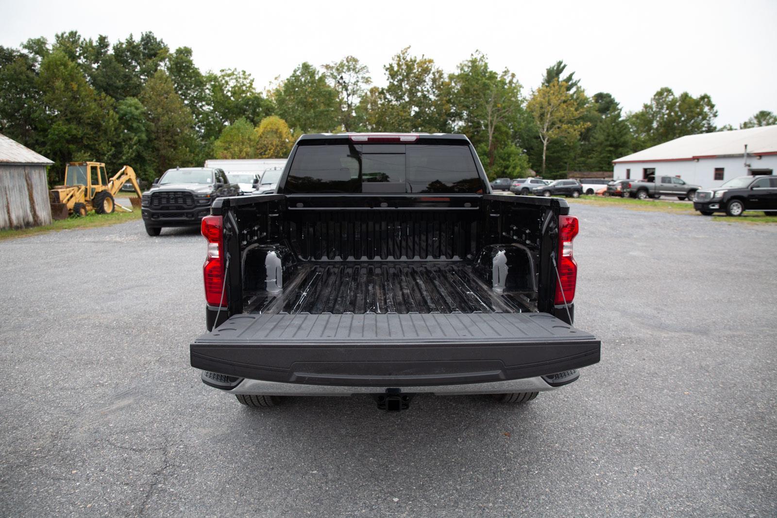 2023 Chevrolet Silverado 1500 LT photo 3