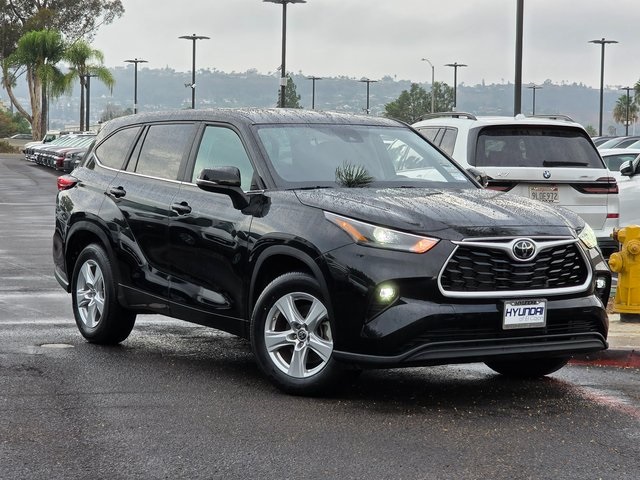 2024 Toyota Highlander LE photo 2