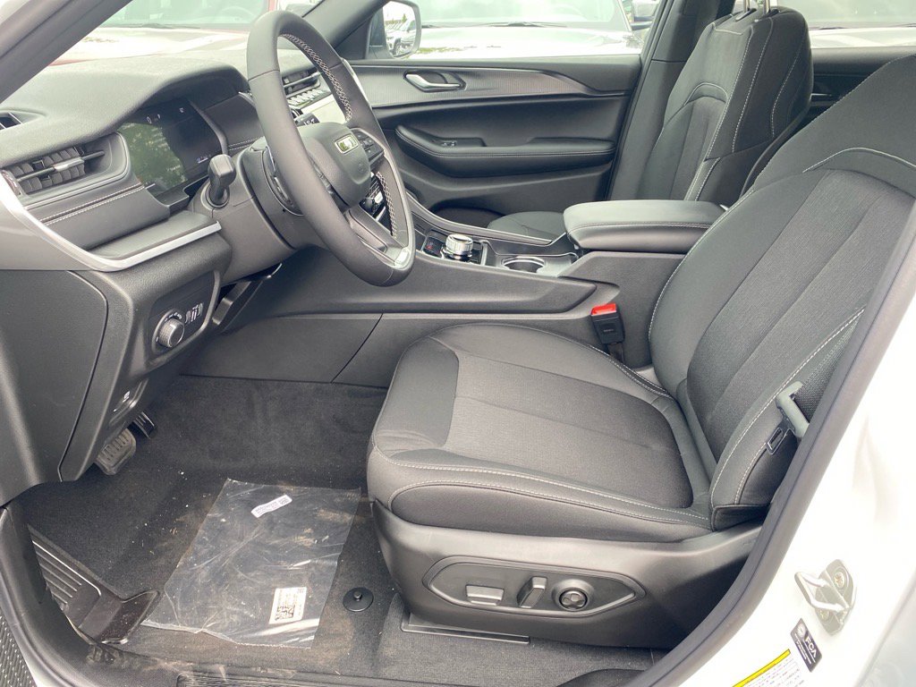 2025 Jeep Grand Cherokee Laredo X photo 3