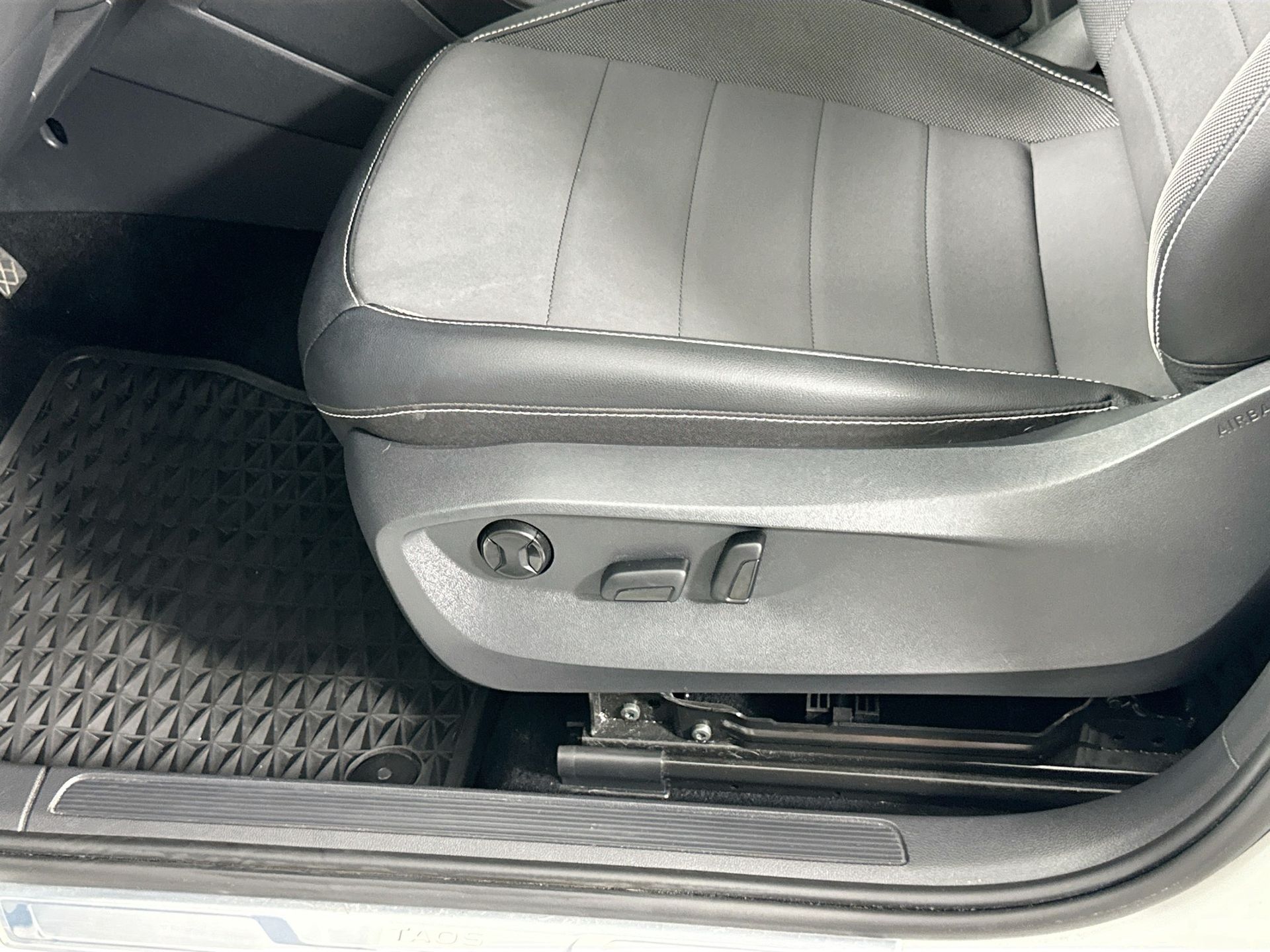 2022 Volkswagen Taos SE photo 14