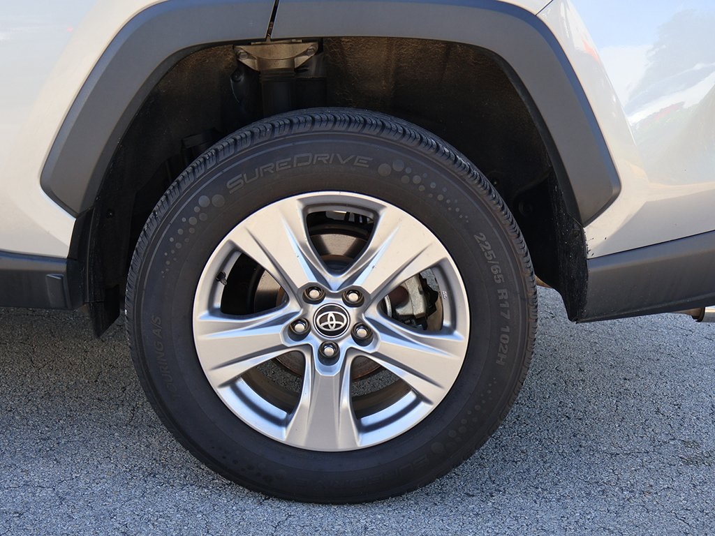 2022 Toyota RAV4 XLE photo 13