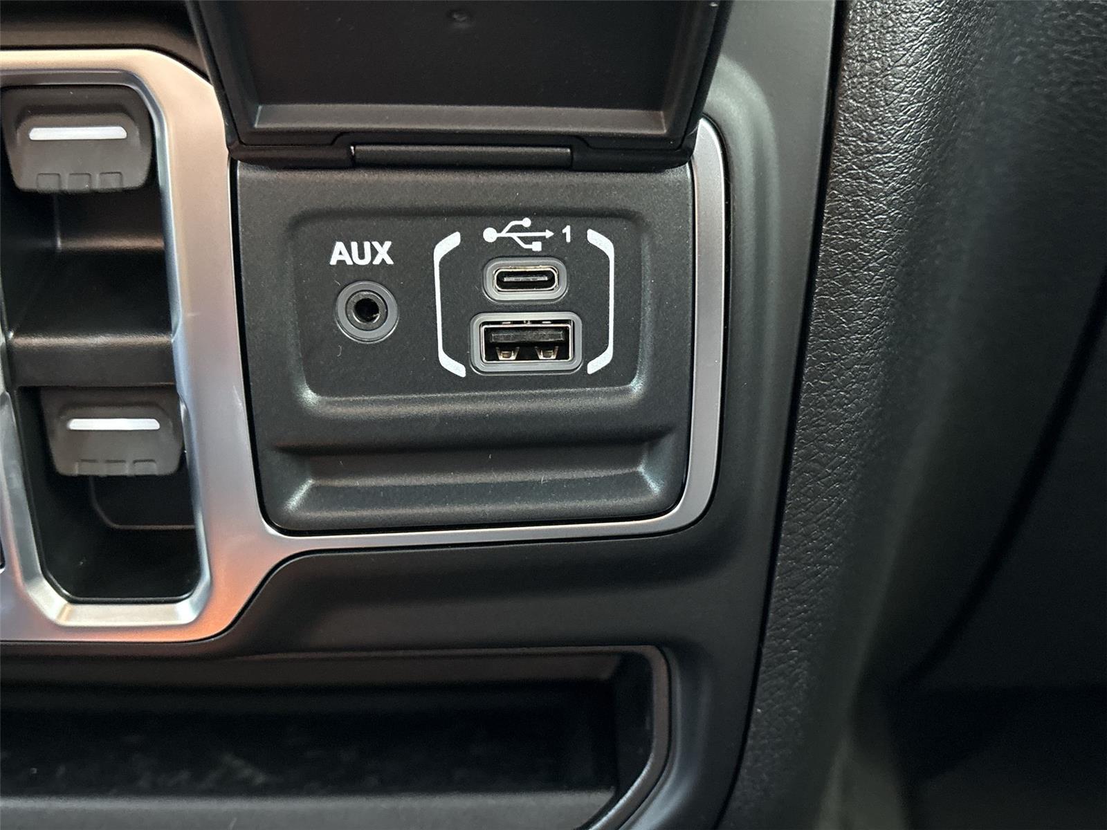 2025 Jeep Wrangler Sahara photo 18