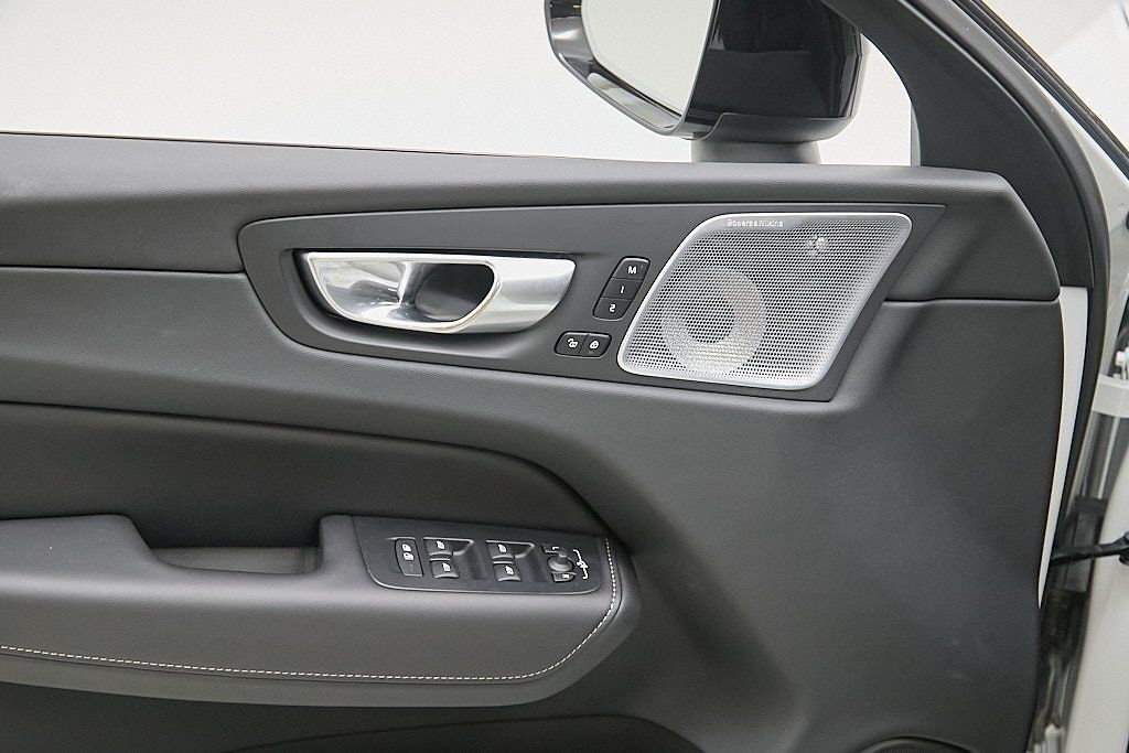 2023 VOLVO XC60 - Image 10