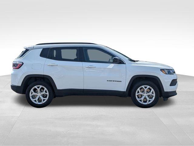 2024 Jeep Compass Latitude photo 6