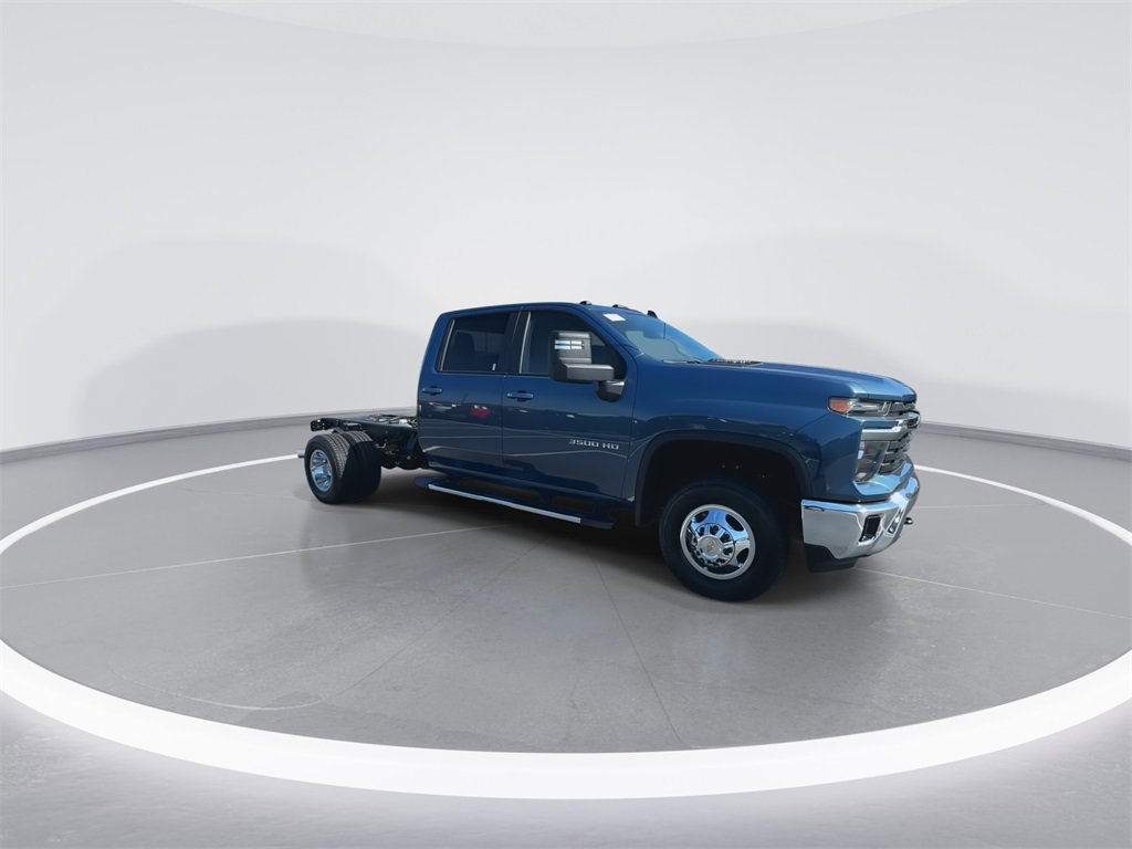 2026 Chevrolet Silverado 3500HD LT photo 2