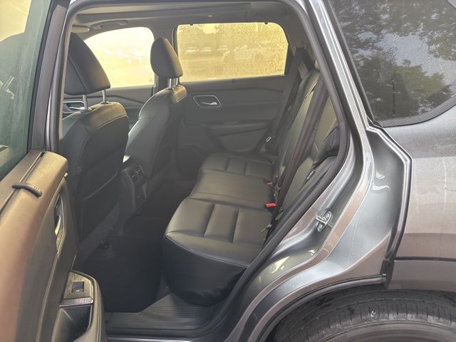 2021 Nissan Rogue SV photo 6