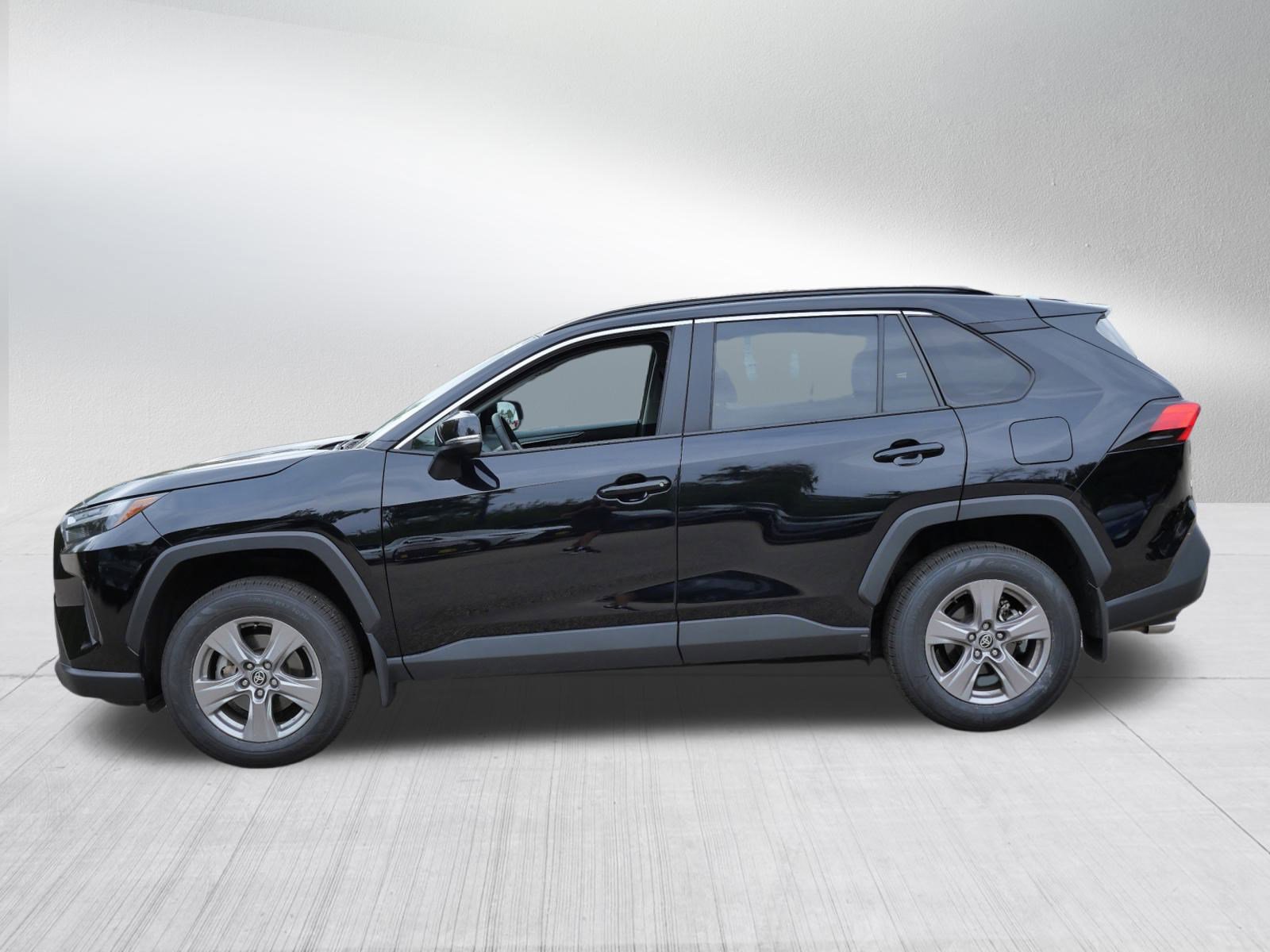 2023 Toyota RAV4 XLE photo 4