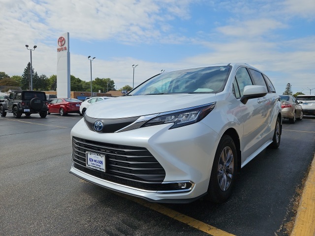 2023 Toyota Sienna XLE photo 4