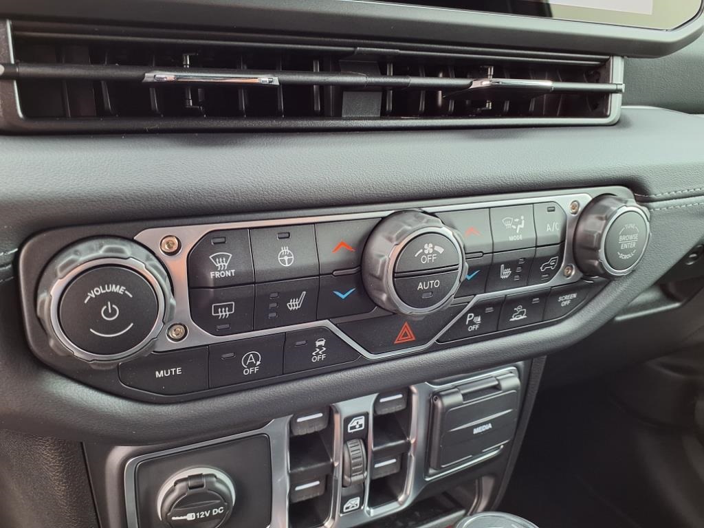 2025 Jeep Wrangler Sahara photo 15