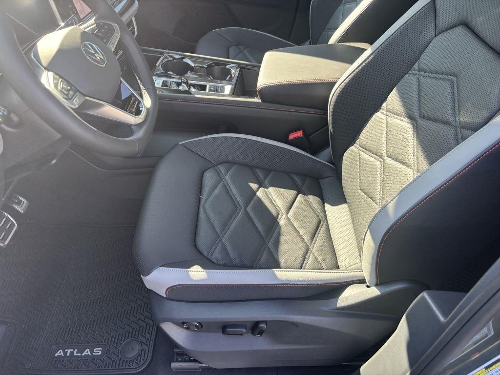 2025 Volkswagen Atlas Peak Edition SE photo 8