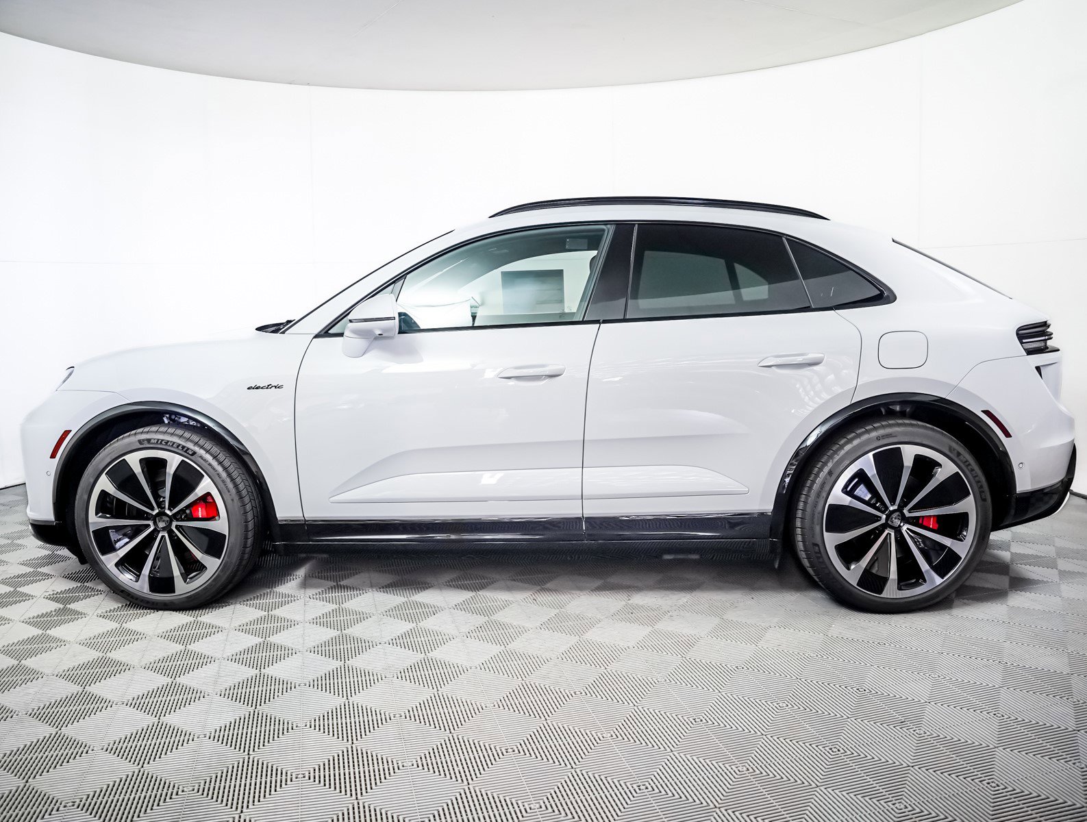 2025 Porsche Macan Electric Turbo photo 2