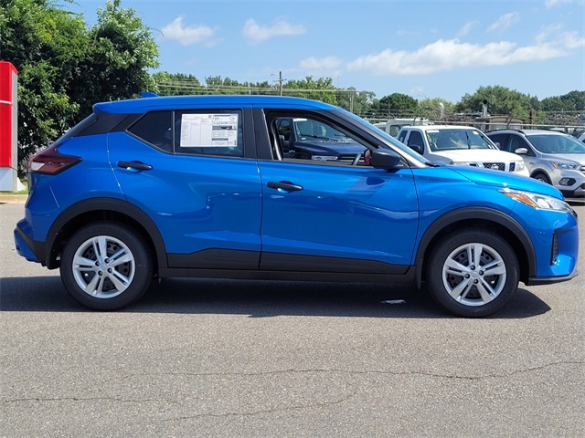 2025 Nissan Kicks Play S photo 2