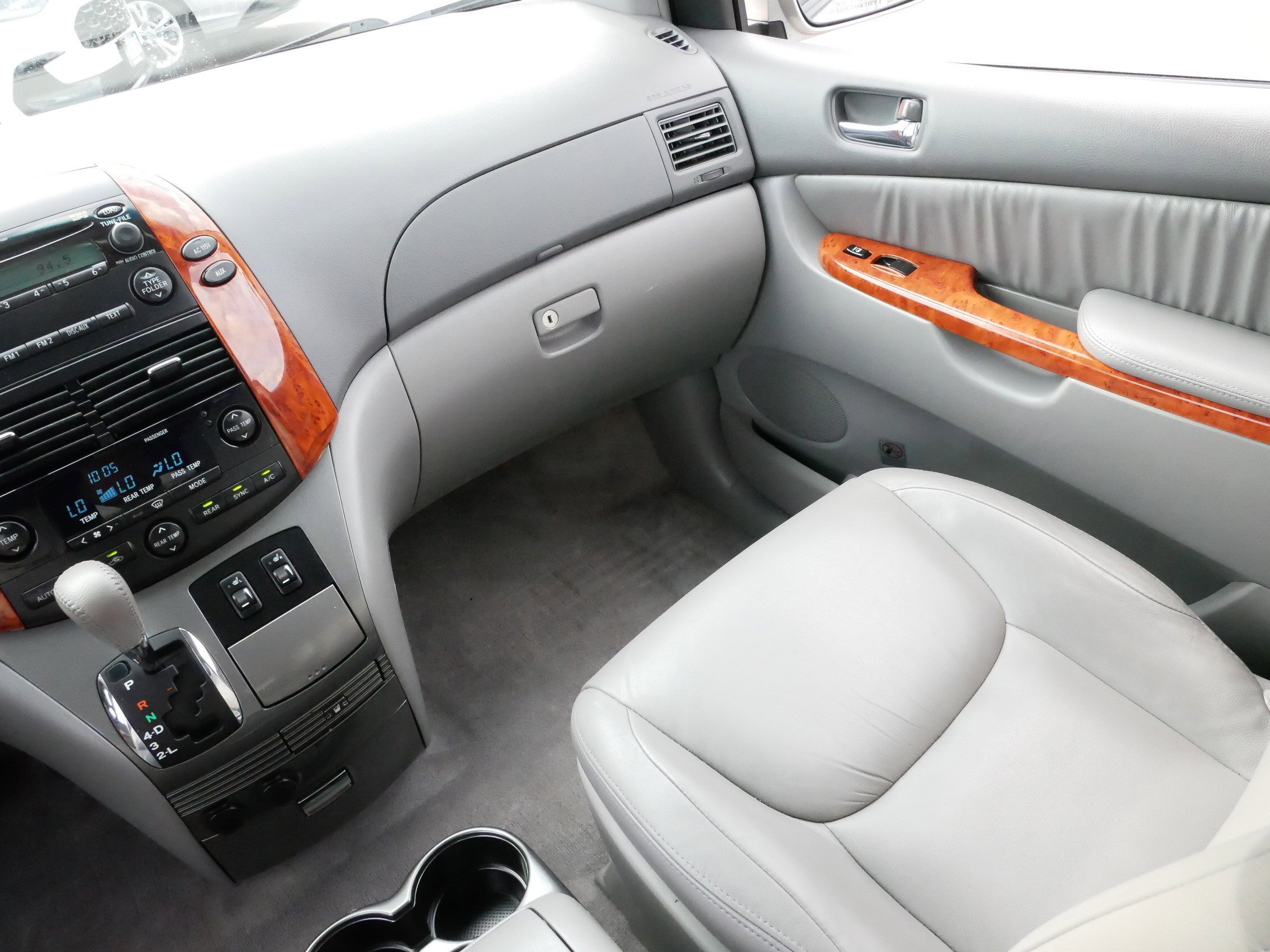 2009 Toyota Sienna XLE photo 11