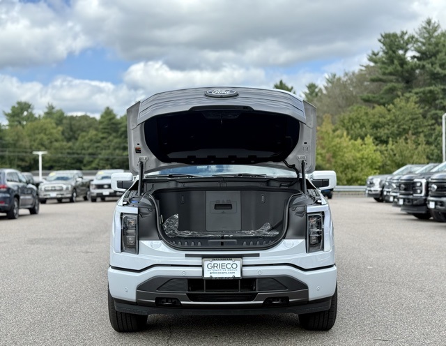 2025 Ford F-150 Lightning Lariat photo 12