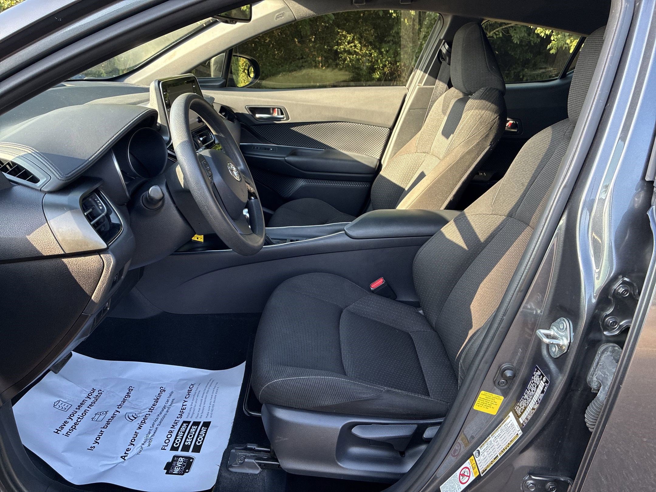 2019 Toyota C-HR XLE photo 4